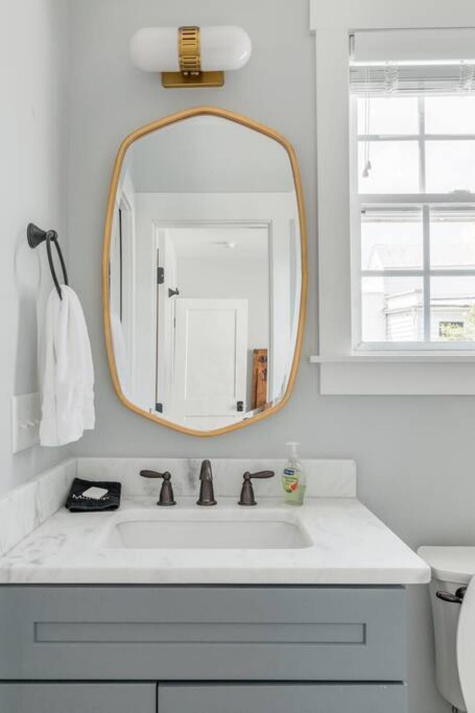 Full Bathroom 1
