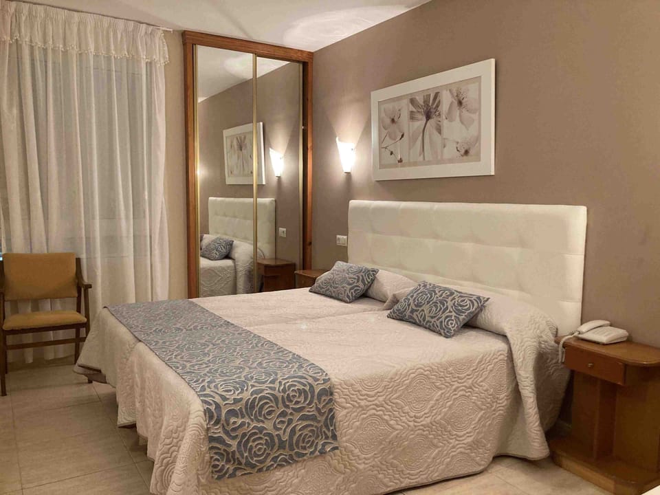 Standard Double or Twin Room | Minibar, in-room safe, individually decorated, individually furnished