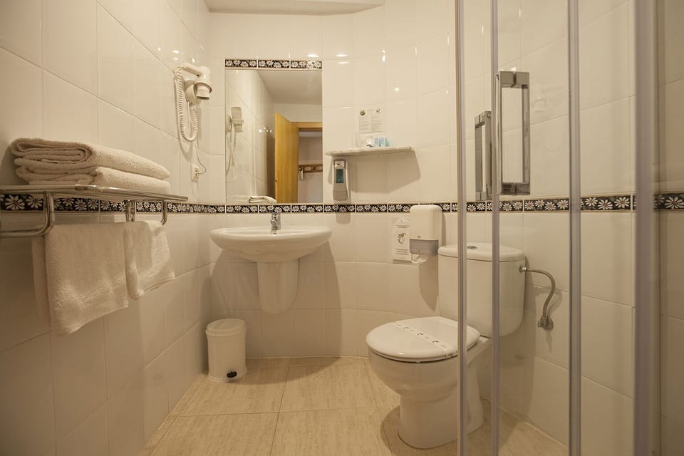 Double or Twin Room, Sea View | Bathroom | Combined shower/tub, free toiletries, hair dryer, towels