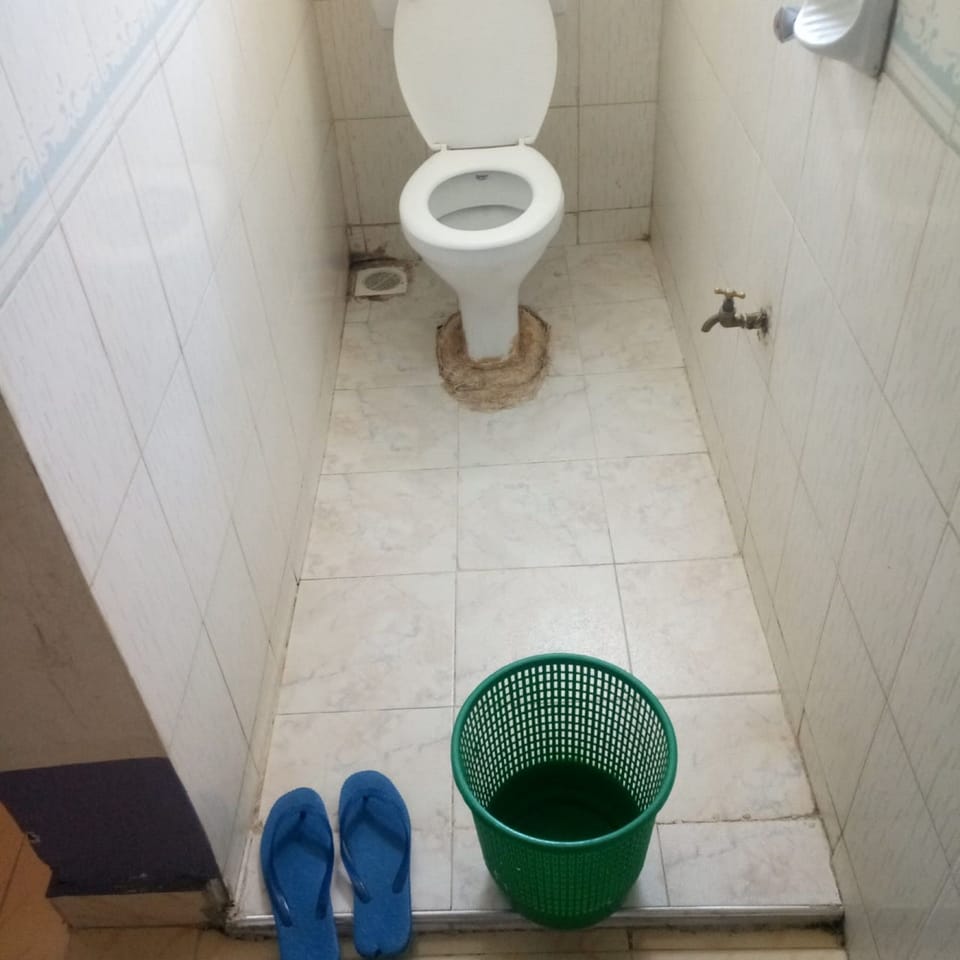 Single Room | Bathroom | Shower, free toiletries, towels, soap