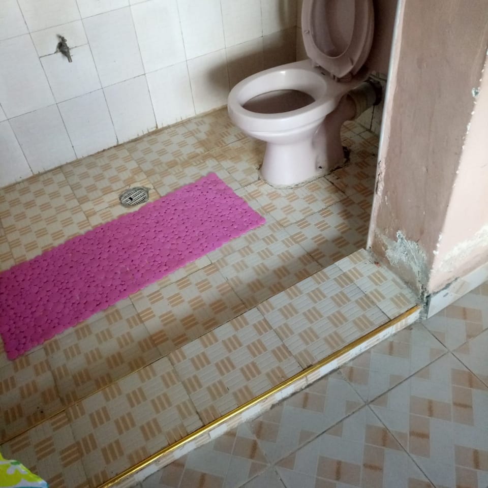 Single Room | Bathroom | Shower, slippers, towels, soap