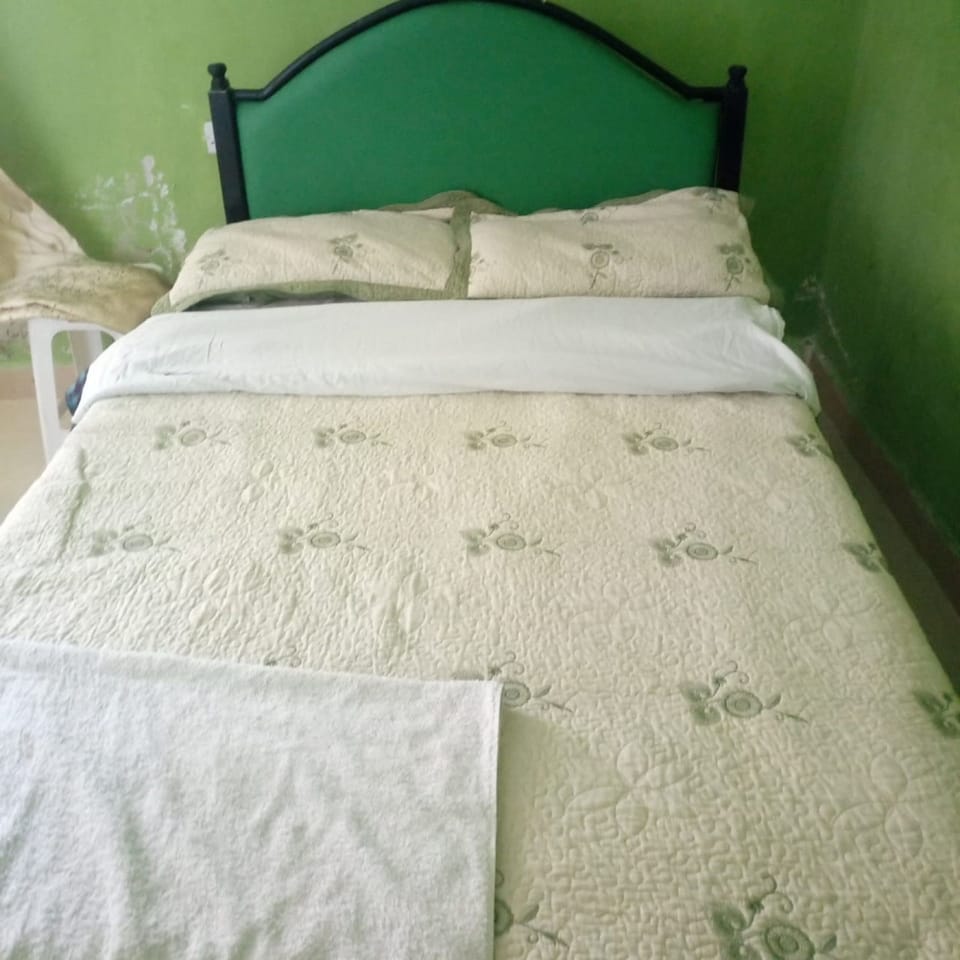 Single Room | Desk, blackout drapes, bed sheets