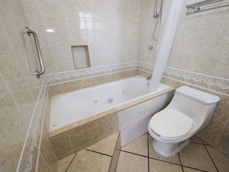 Deluxe Quadruple Room | Bathroom | Separate tub and shower, free toiletries, towels