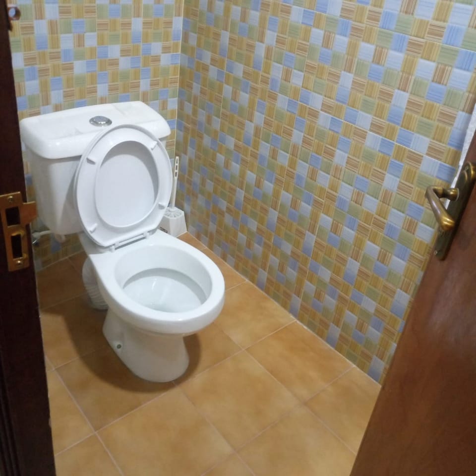 Shower, rainfall showerhead, free toiletries, slippers