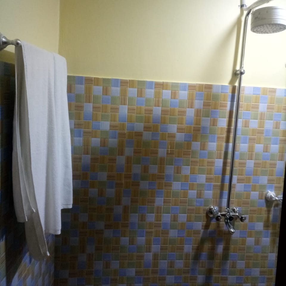 Shower, rainfall showerhead, free toiletries, slippers
