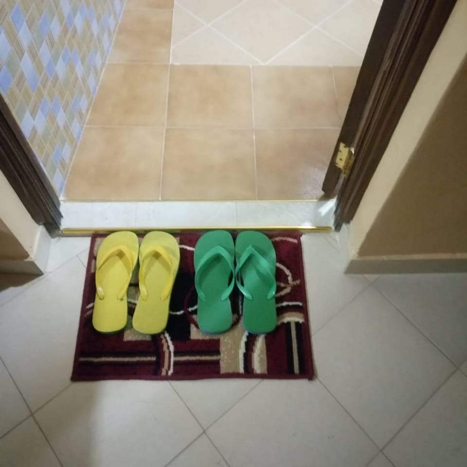 Shower, rainfall showerhead, free toiletries, slippers
