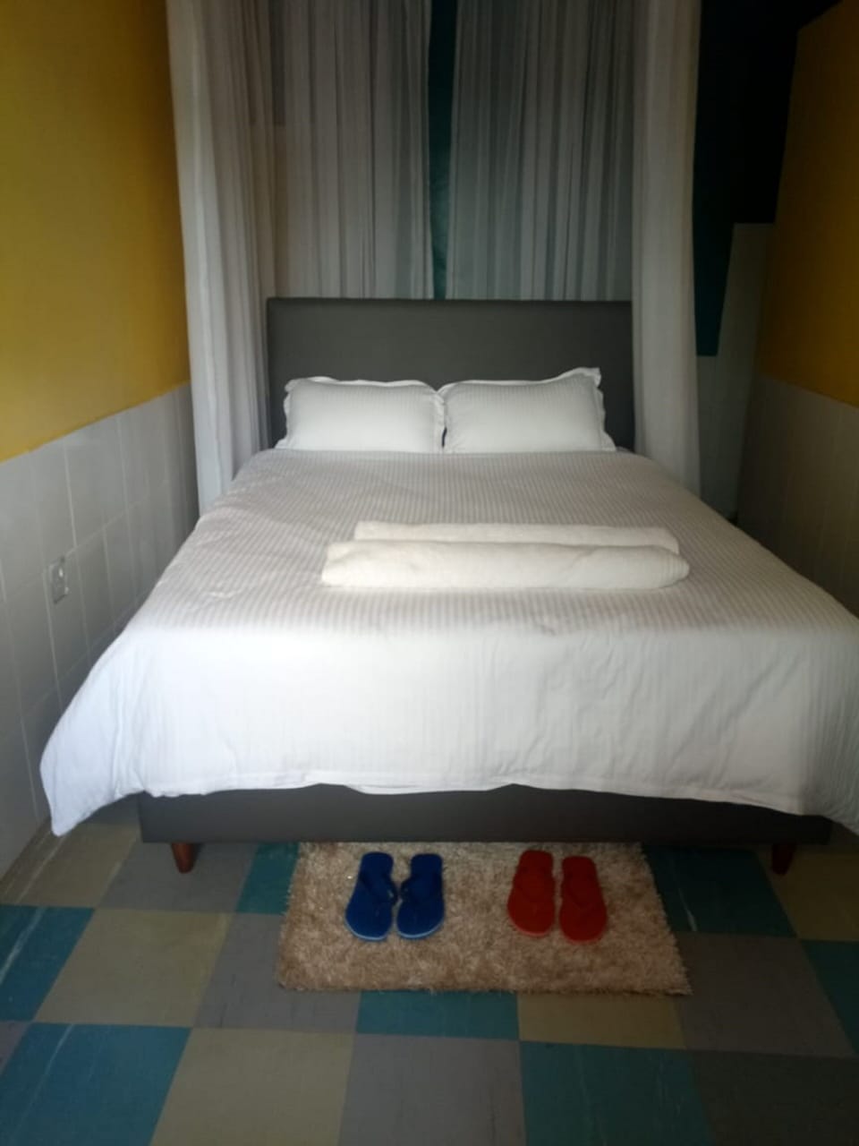 Single Room | Desk, bed sheets