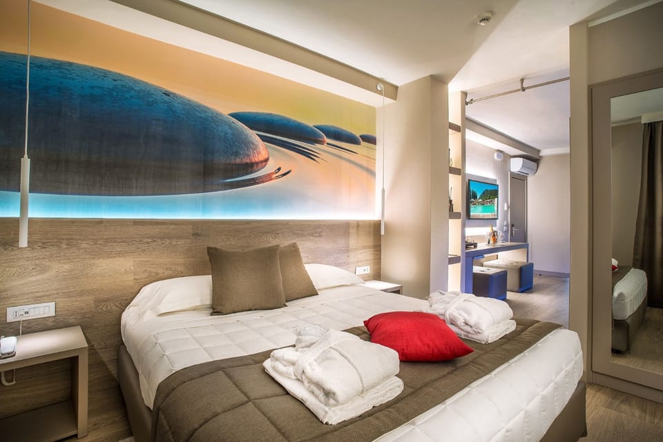 Luxury Suite | Premium bedding, down comforters, minibar, in-room safe