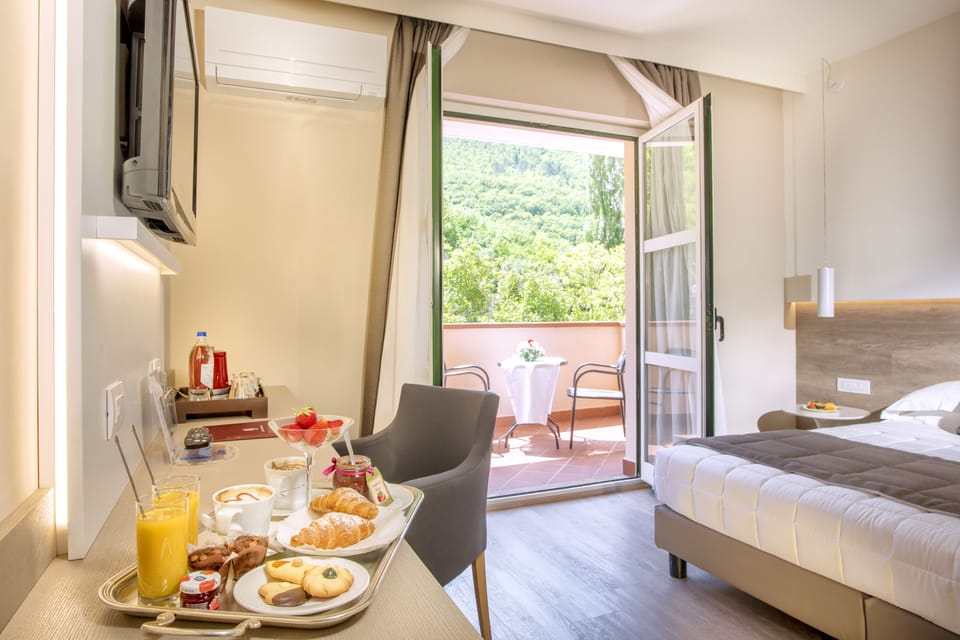 Premium bedding, down comforters, minibar, in-room safe