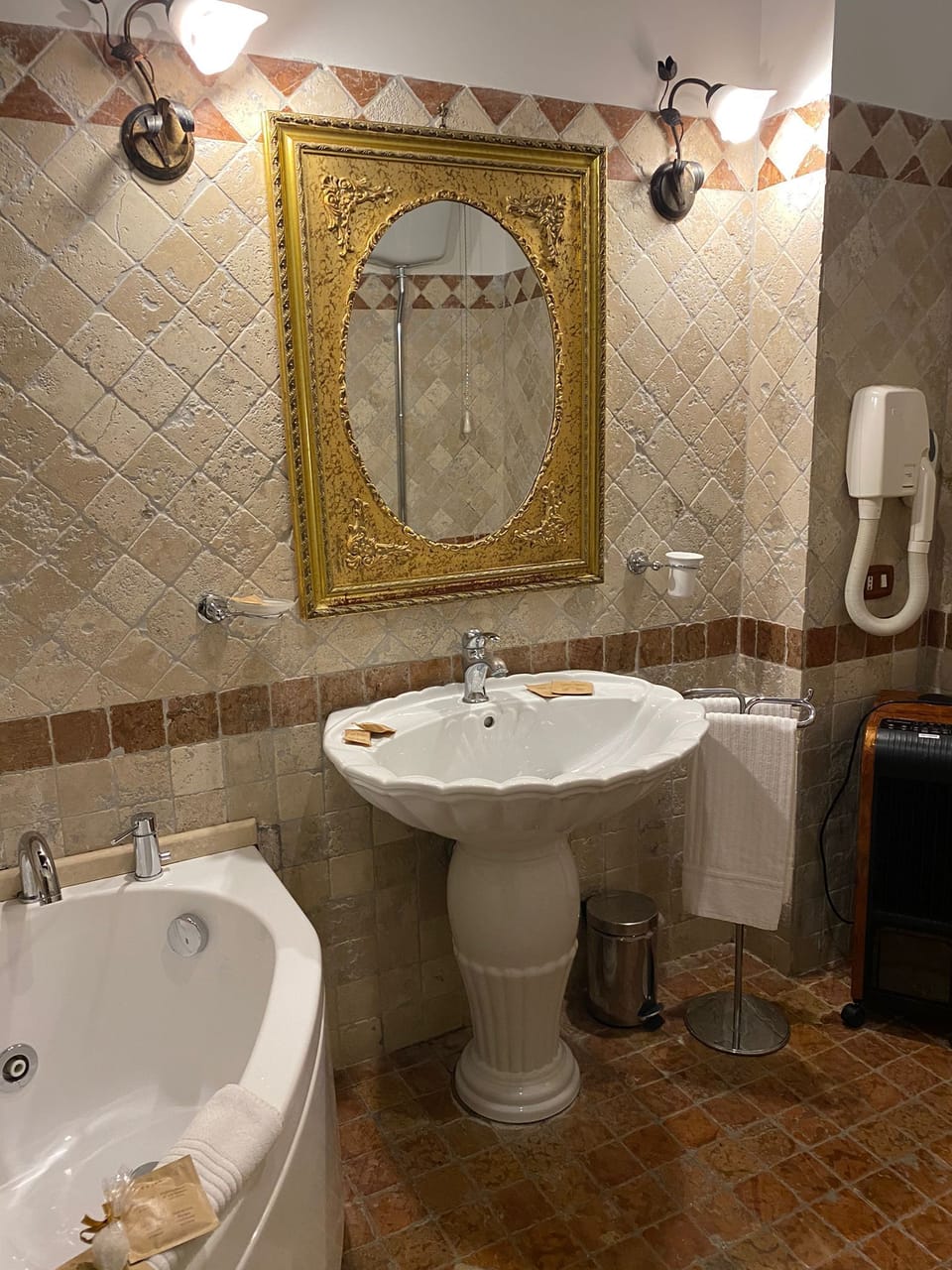 Junior Studio Suite | Bathroom | Bathtub, jetted tub, free toiletries, hair dryer