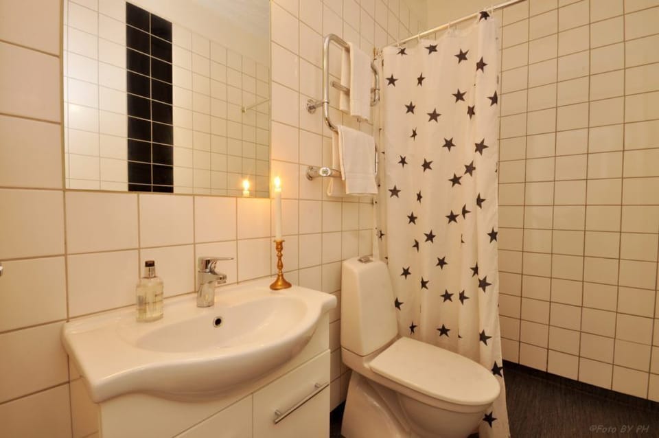 Double Room (Gastorp) | Bathroom | Shower, towels