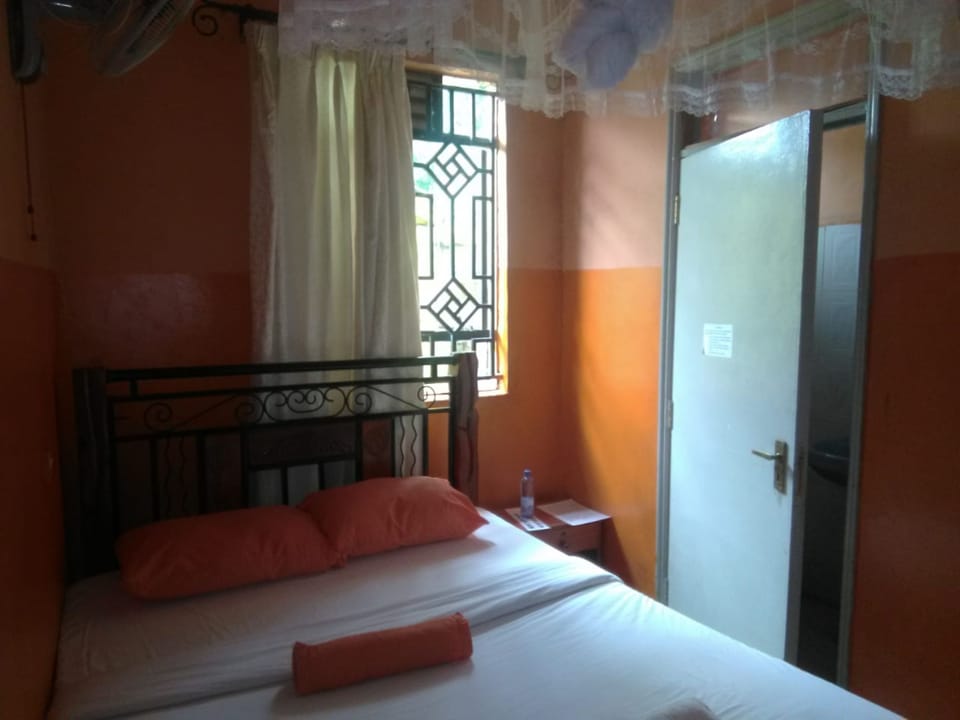 Double Room | Free WiFi, bed sheets