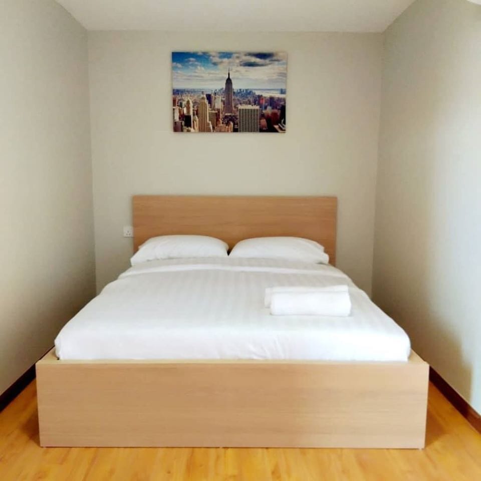 Double Room | Desk, iron/ironing board, bed sheets