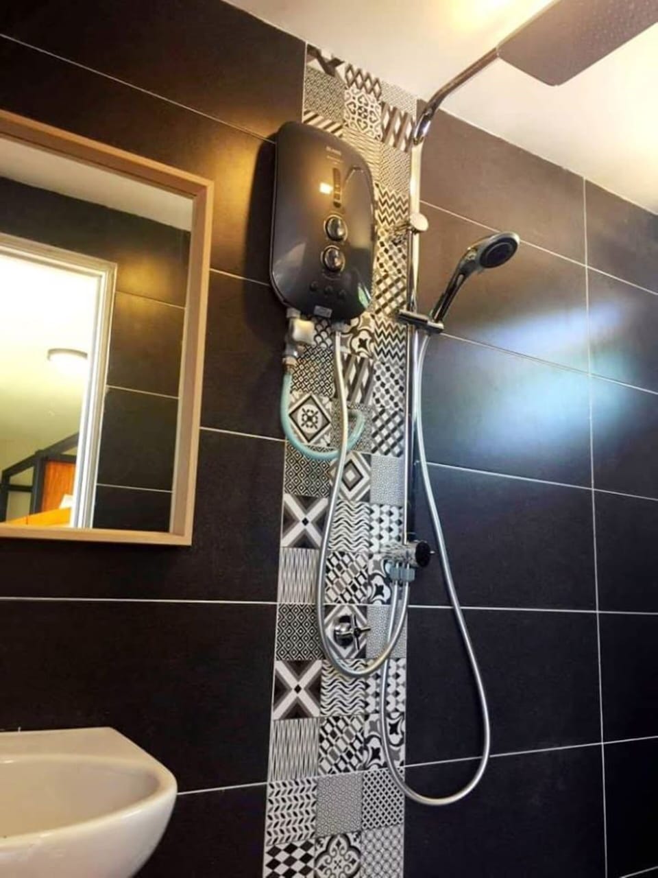 Quadruple Room | Bathroom | Shower, free toiletries, towels