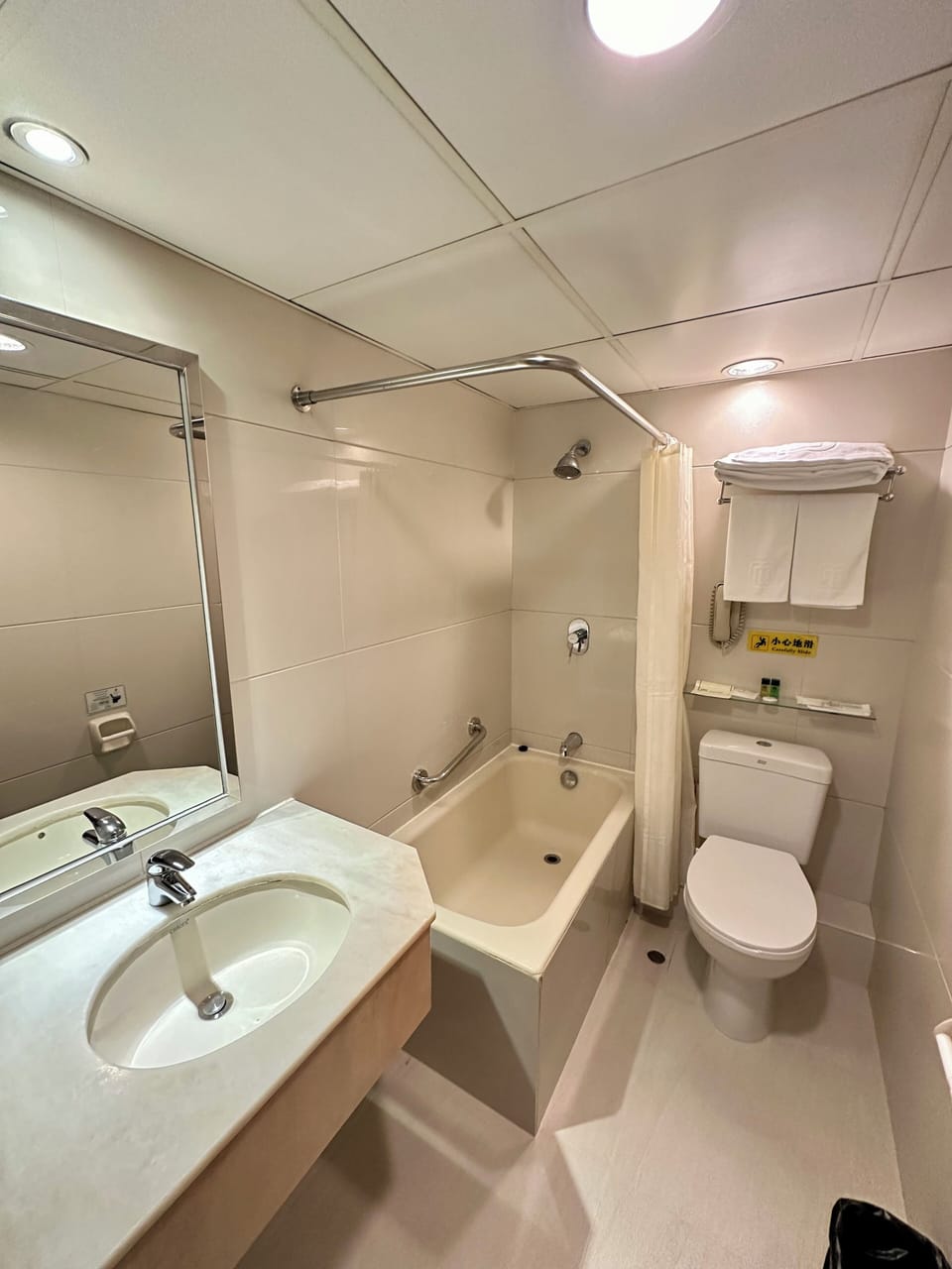 Comfort Twin Room | Bathroom | Combined shower/tub, hair dryer, slippers, bidet