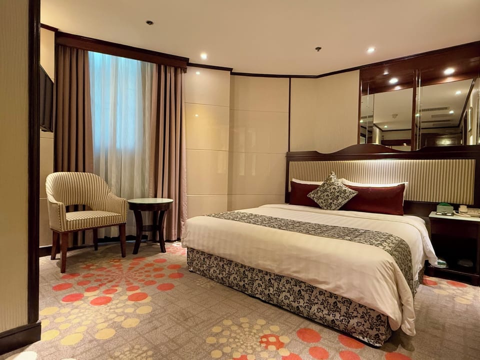 Standard Double Room | Minibar, in-room safe, desk, laptop workspace