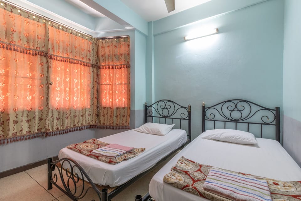 Twin Room | Laptop workspace, free WiFi