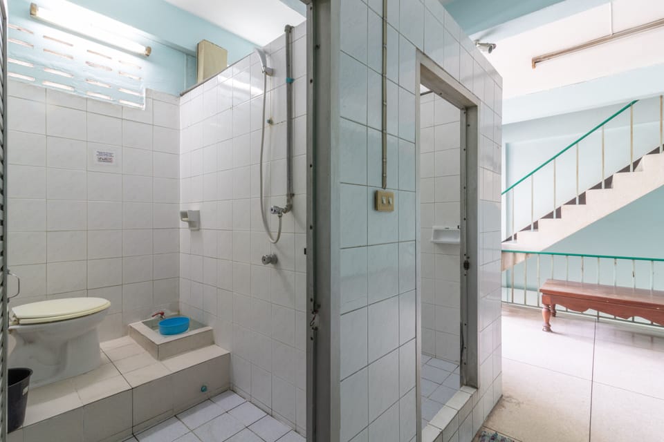 Shower, free toiletries, towels