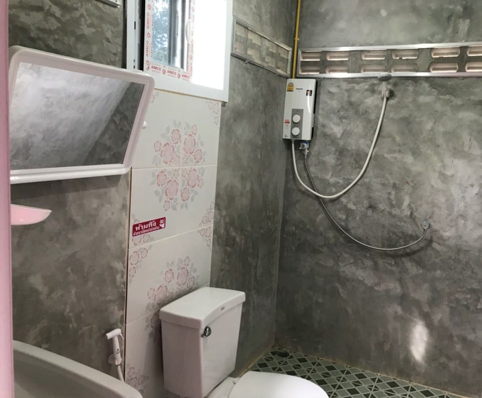 Family Room | Bathroom | Shower, free toiletries, towels