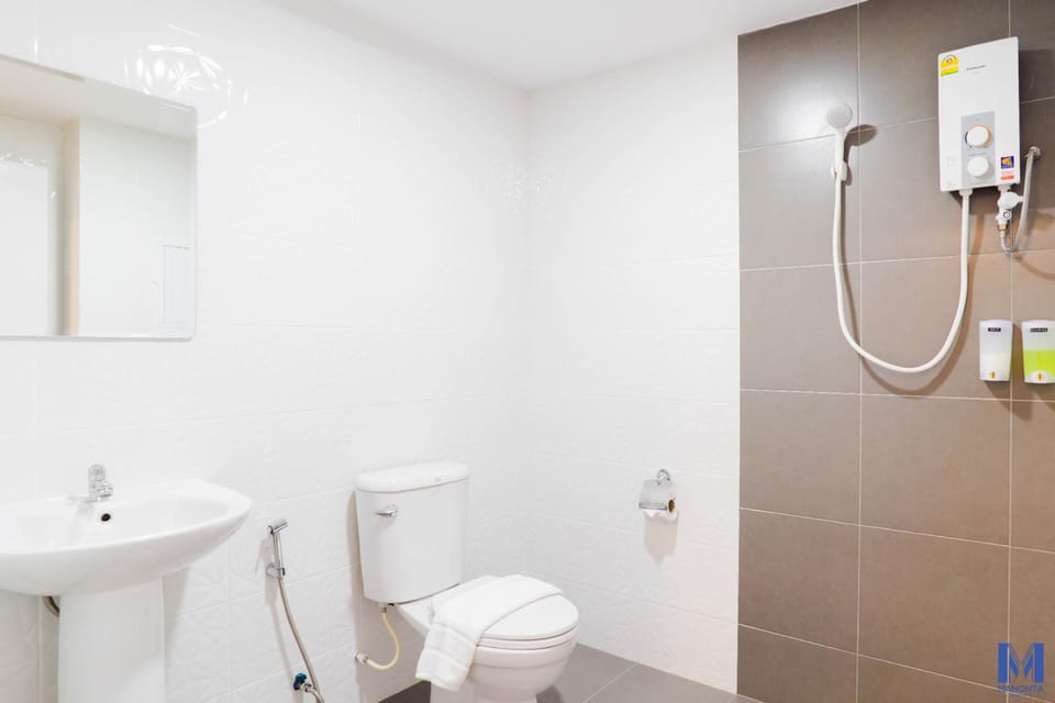 Shower, free toiletries, bidet, towels
