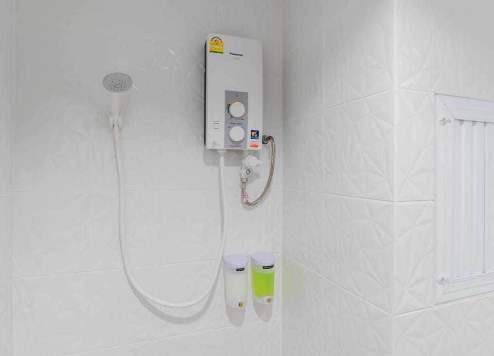 Shower, free toiletries, bidet, towels