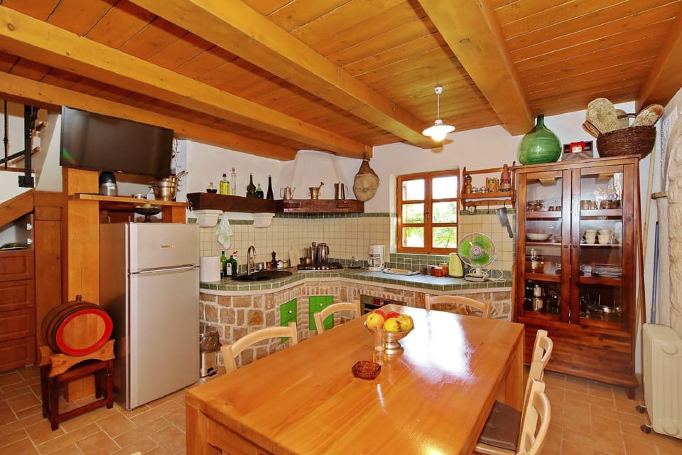 Private kitchen | Fridge, microwave, oven, stovetop