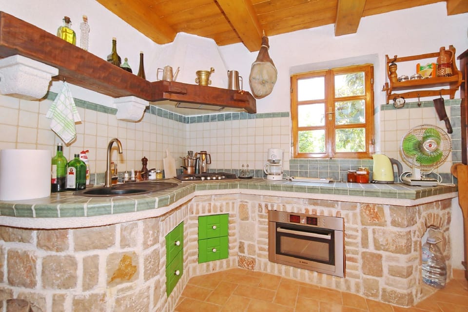 Private kitchen | Fridge, microwave, oven, stovetop
