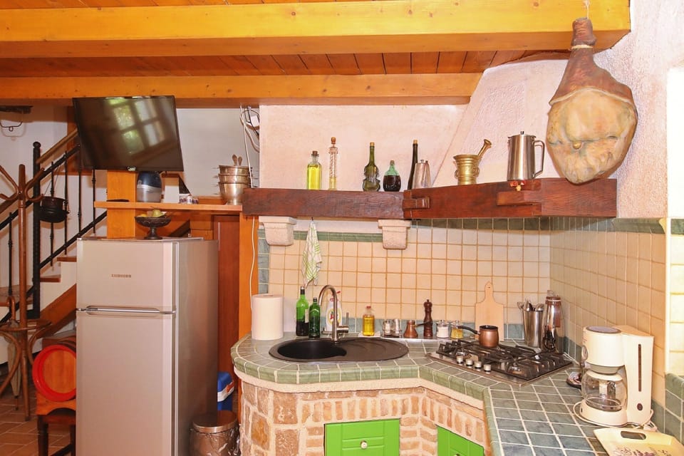 Private kitchen | Fridge, microwave, oven, stovetop