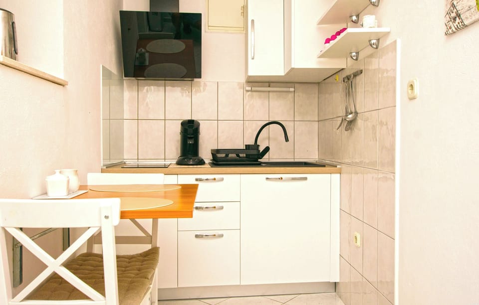 Apartment (A1) | Private kitchen | Fridge, stovetop, espresso maker, electric kettle