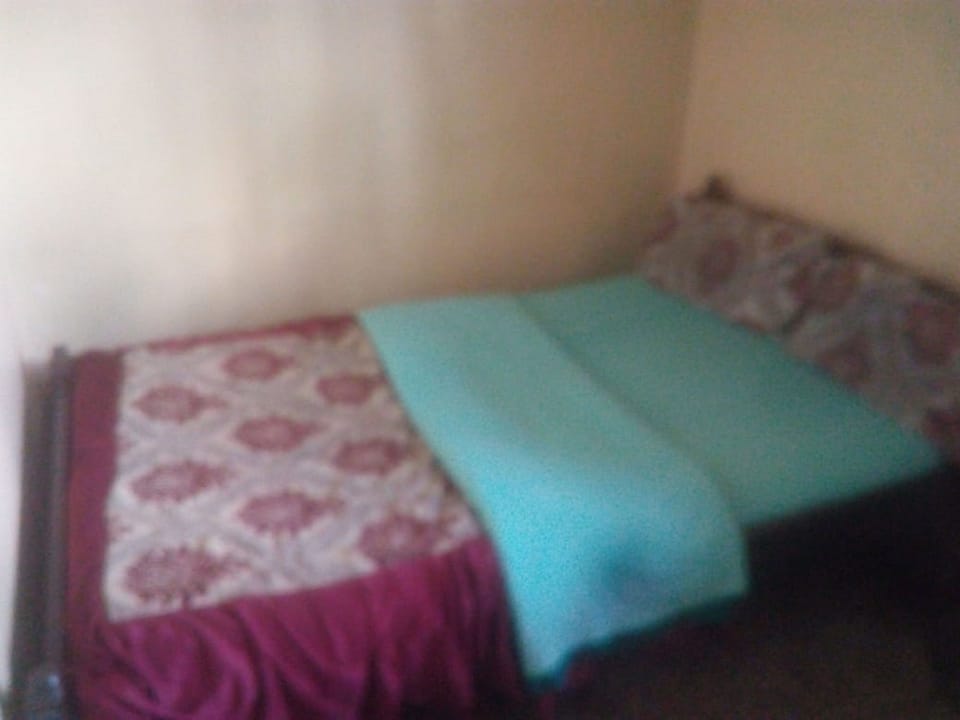 Single Room | Desk, bed sheets
