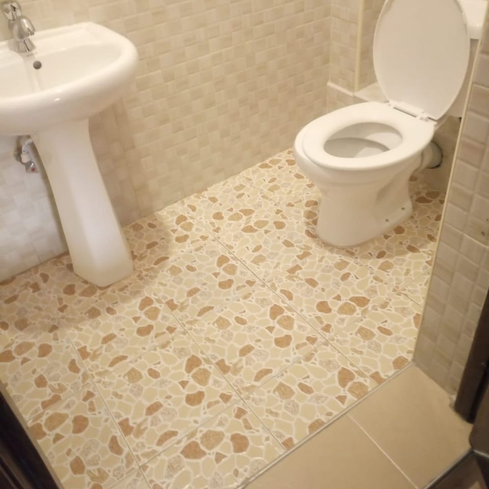 Shower, rainfall showerhead, free toiletries, towels