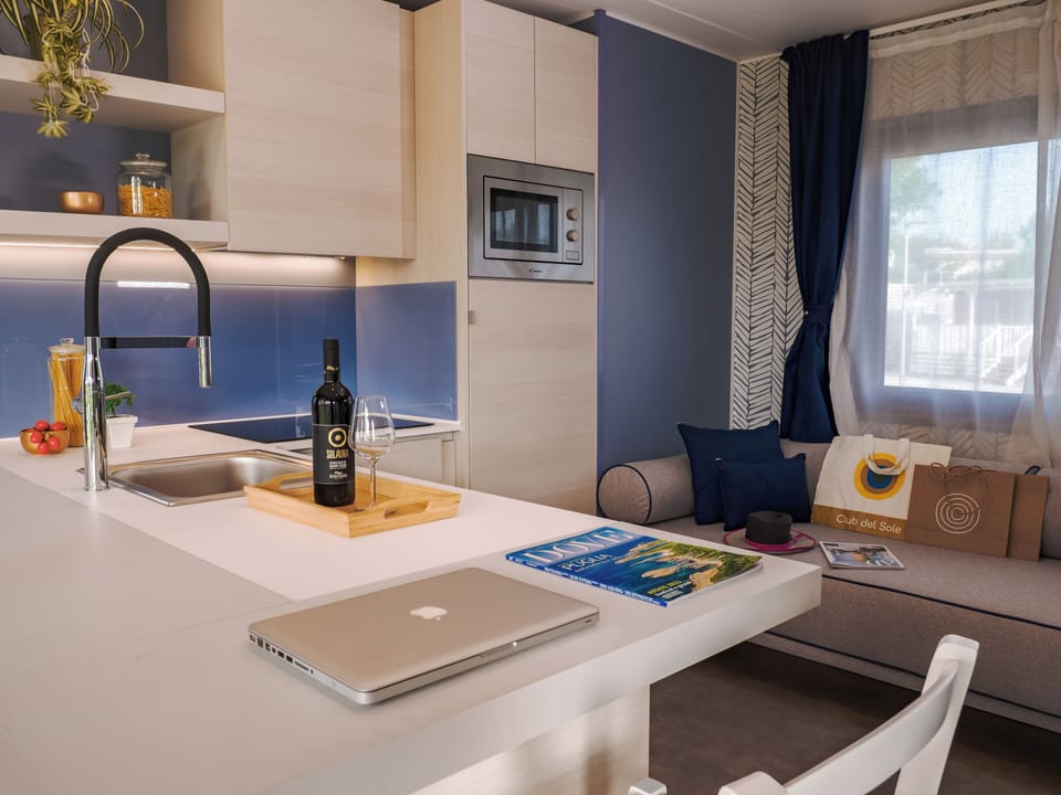 Junior Suite (Mediterranea) | Private kitchen | Full-size fridge, microwave, stovetop, cookware/dishes/utensils