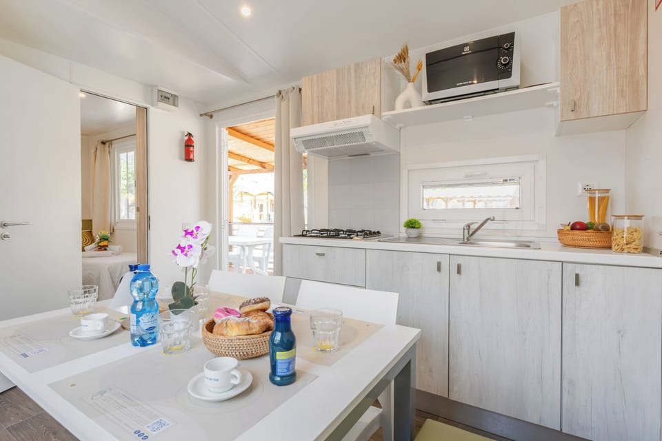 Lodge Comfort | Living area | Flat-screen TV, table tennis