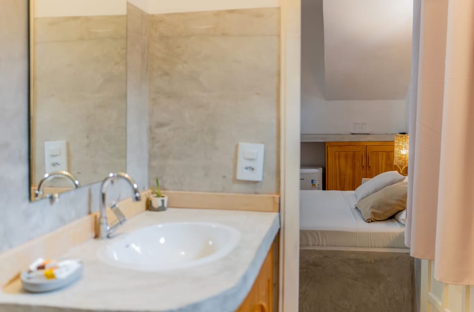 Suite Dois | Bathroom amenities | Shower, towels