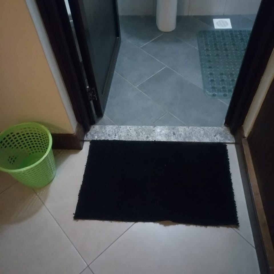 Executive Double Room | Bathroom | Shower, rainfall showerhead, slippers, towels