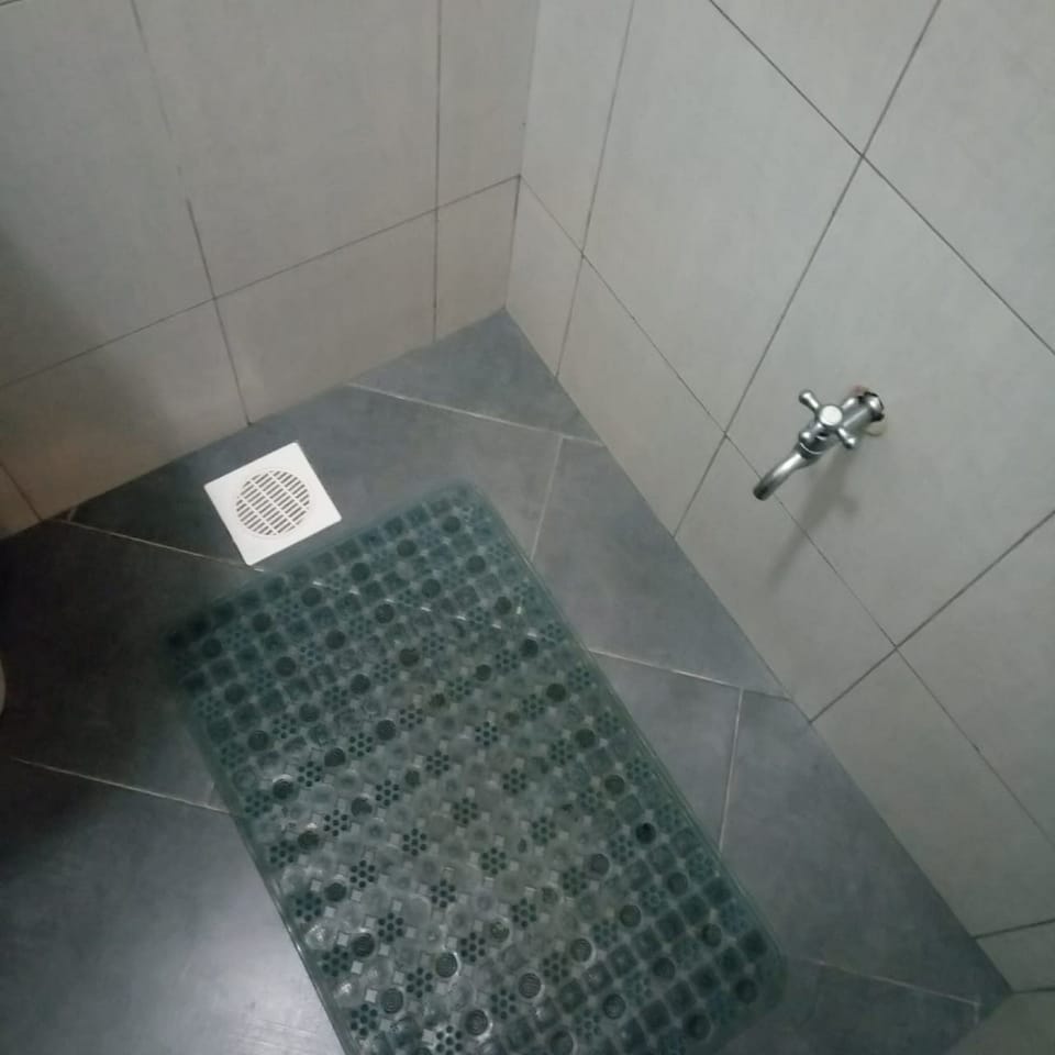 Executive Double Room | Bathroom | Shower, rainfall showerhead, slippers, towels