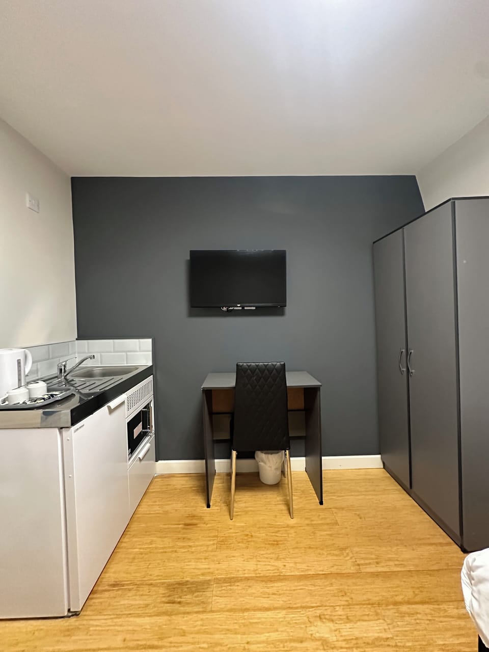 Single Room | Egyptian cotton sheets, premium bedding, laptop workspace, soundproofing