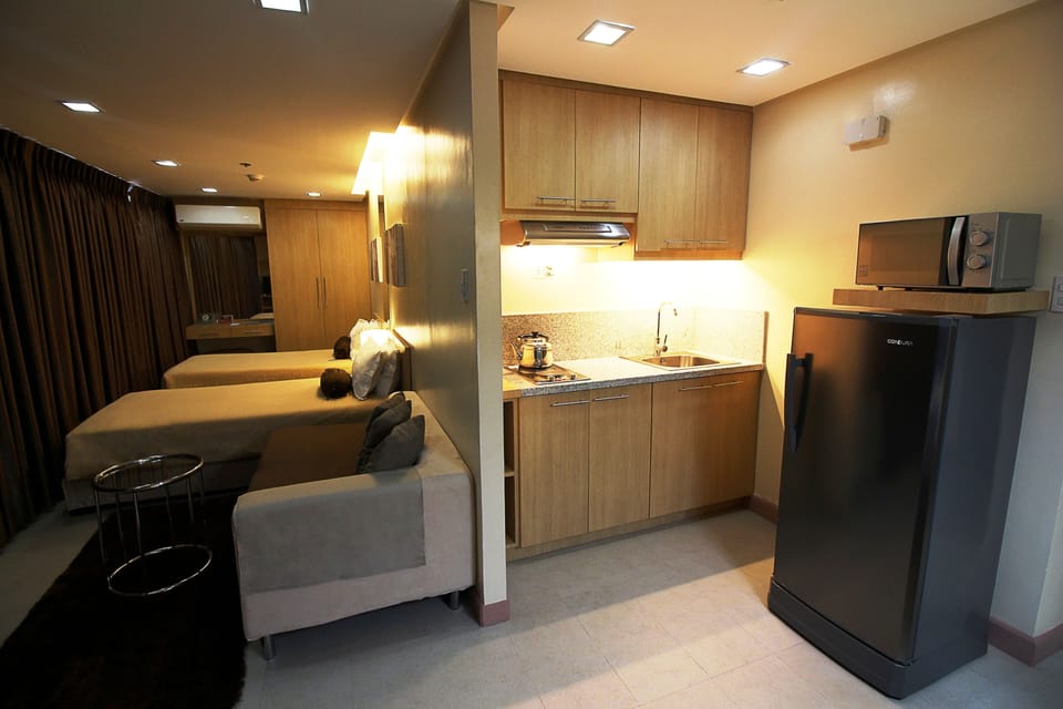 Studio Premier | In-room safe, desk, blackout drapes, iron/ironing board