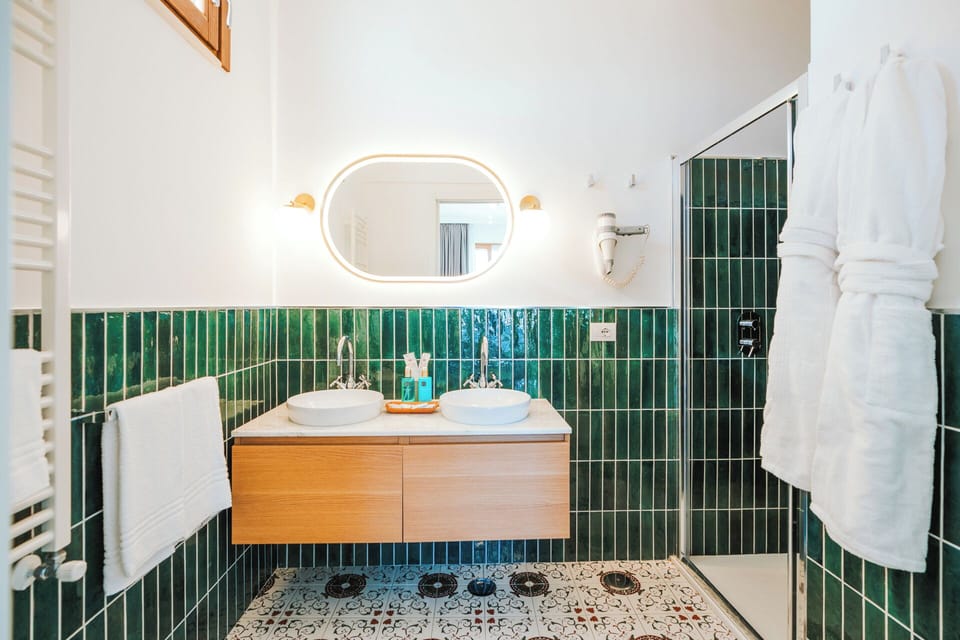 Deluxe Room | Bathroom | Hair dryer, bidet, towels, soap
