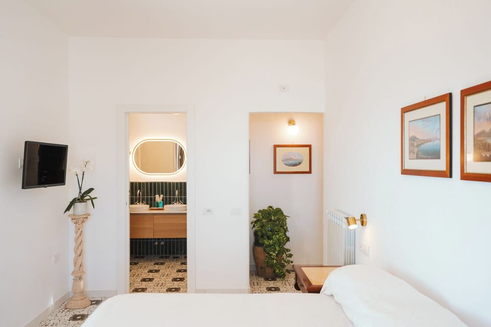Deluxe Room | Minibar, in-room safe, desk, blackout drapes