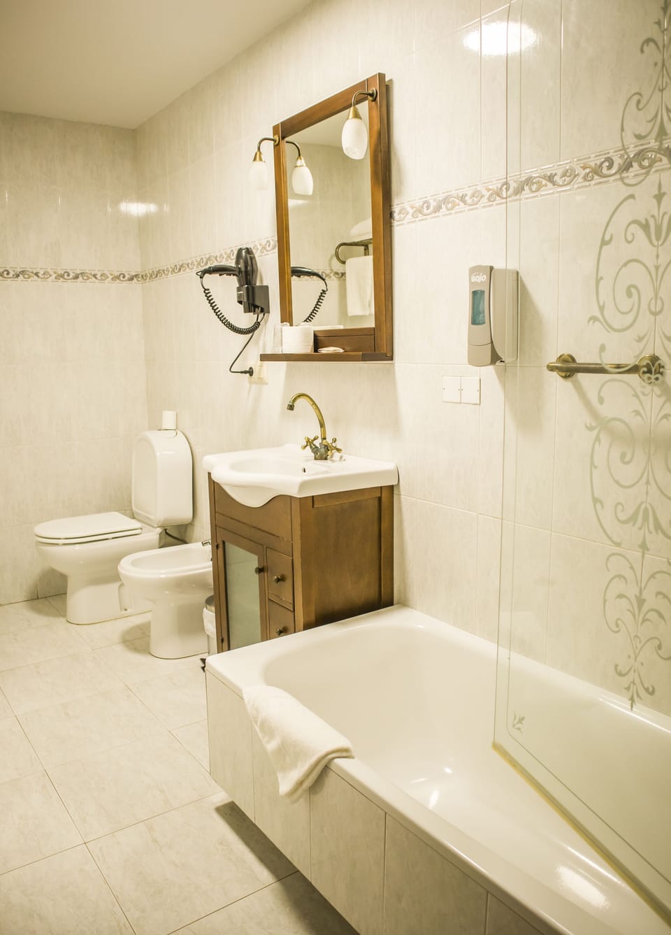Standard Twin Room | Bathroom | Hair dryer, towels