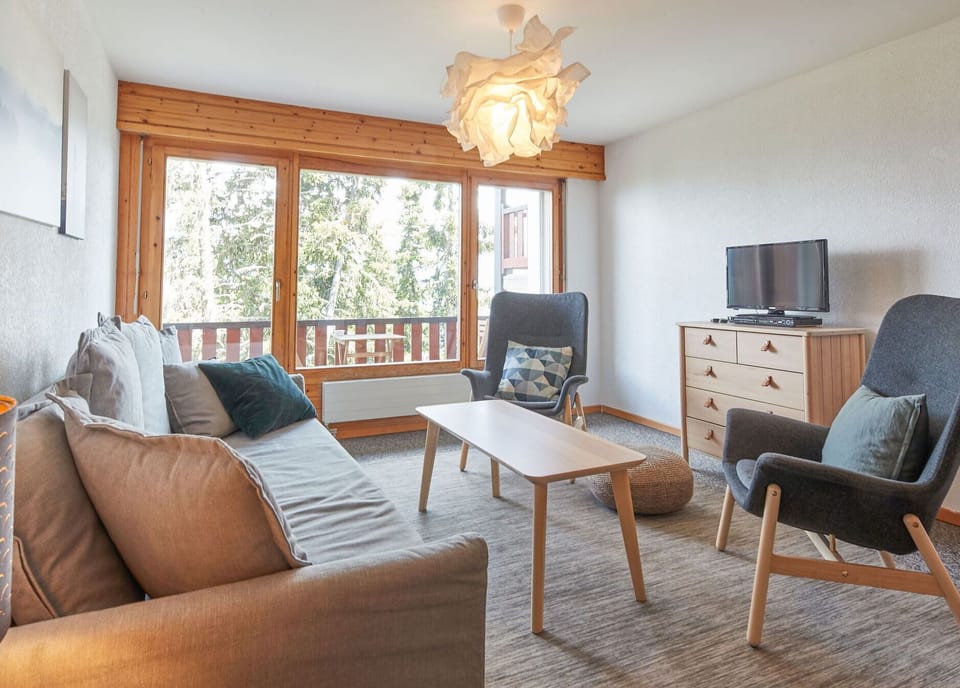 Brown, Furniture, Couch, Wood, Comfort, Building, Interior Design, Flooring, Floor, Living Room