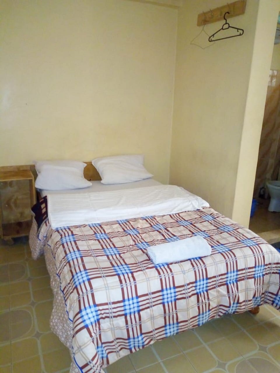 Desk, free WiFi, bed sheets