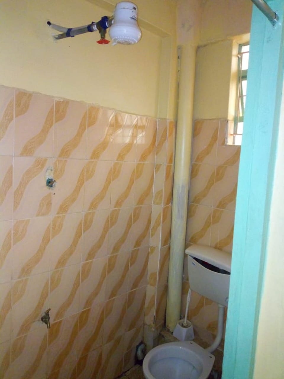 Shower, rainfall showerhead, free toiletries, towels