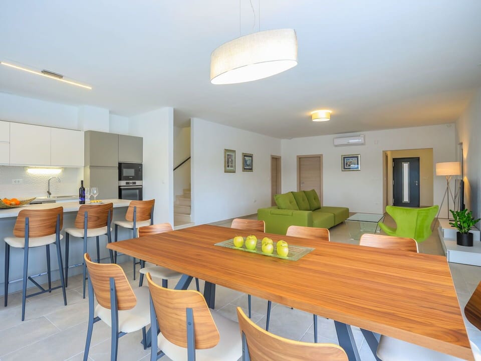 Room, Property, Furniture, Building, Interior Design, Dining Room, Real Estate, Table, House, Ceiling