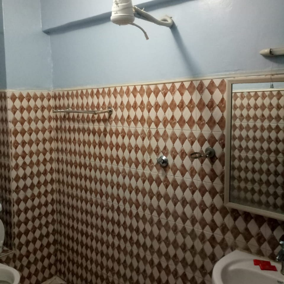 Deluxe Room | Bathroom | Shower, rainfall showerhead, towels