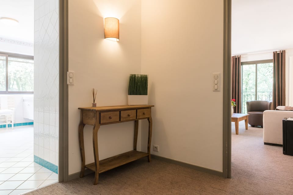 Senior Suite (Senior) | Desk, soundproofing, free cribs/infant beds, rollaway beds