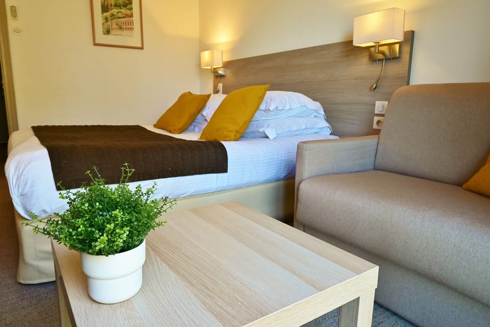 Classic Double Room | Desk, soundproofing, cribs (free), rollaway beds (surcharge)