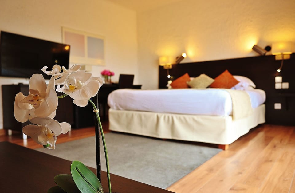 Junior Suite | Desk, soundproofing, free cribs/infant beds, rollaway beds