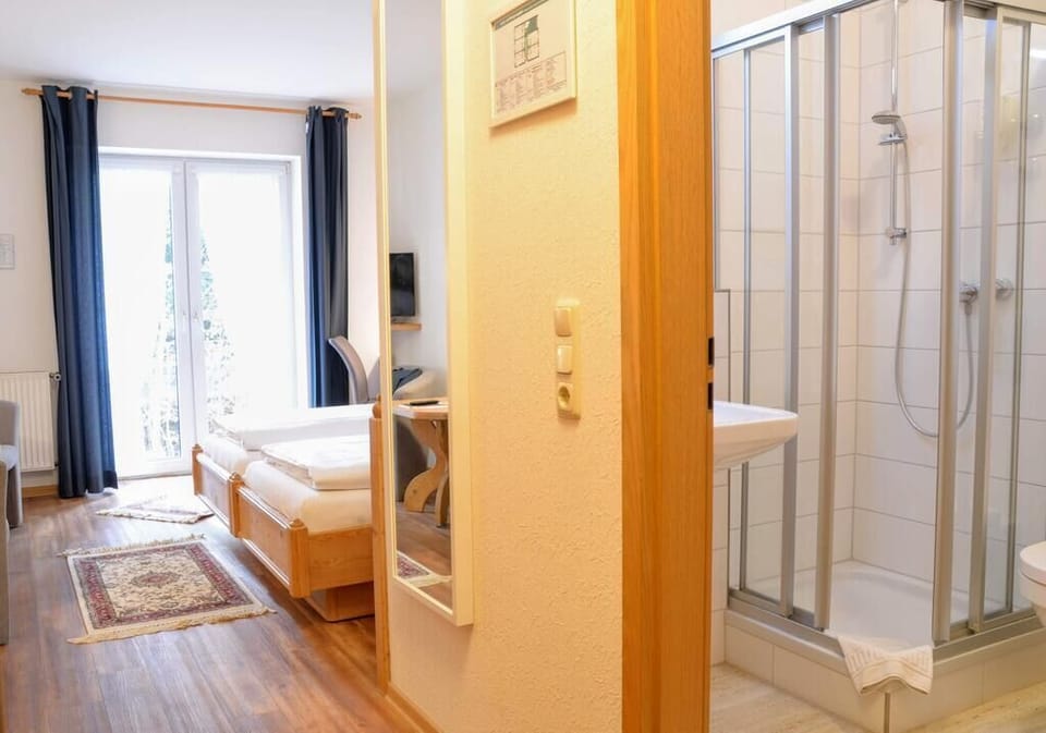 Double Room | Hypo-allergenic bedding, individually decorated, desk
